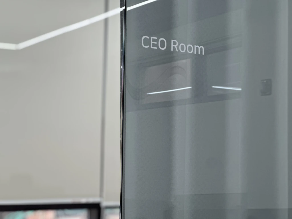 CEO 룸의 문 클로즈업