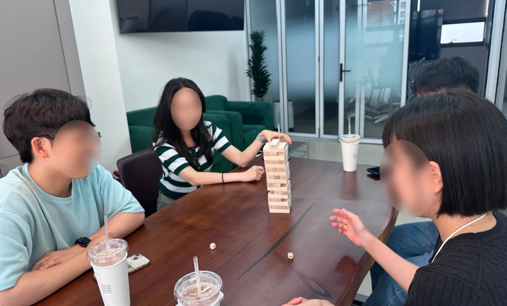라운지에서 보드게임 진행 중인 모습