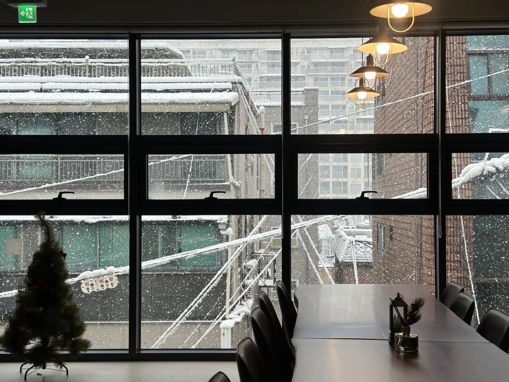 창 너머 눈내리는 풍경