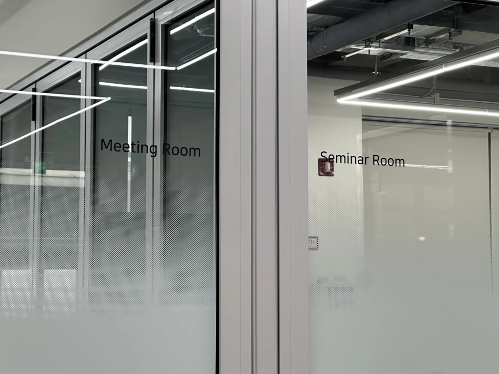 연결된 미팅룸과 세미나룸