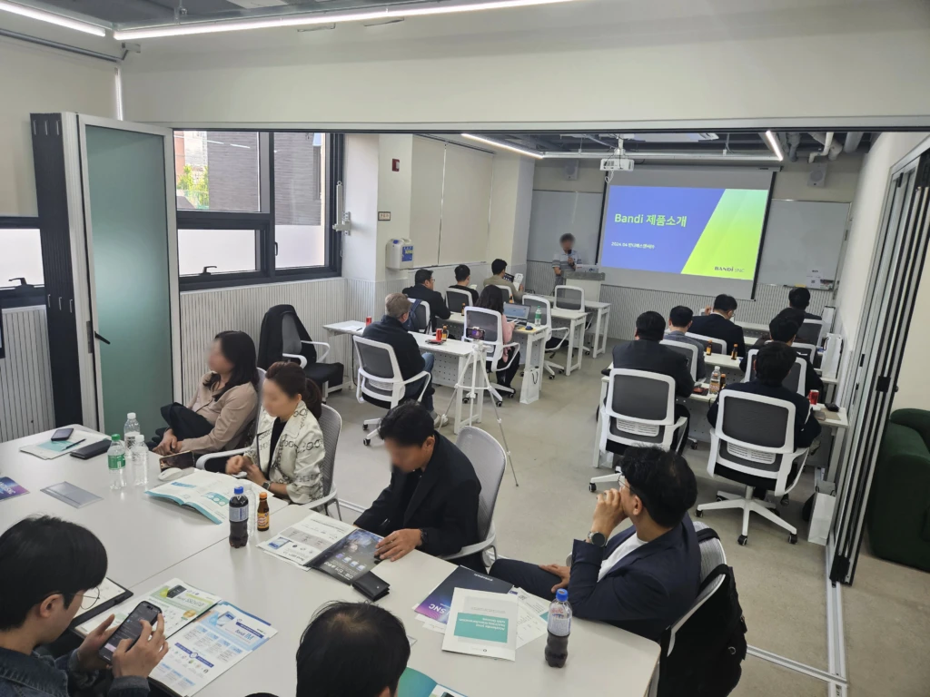세미나룸에서 행사 진행 중인 모습