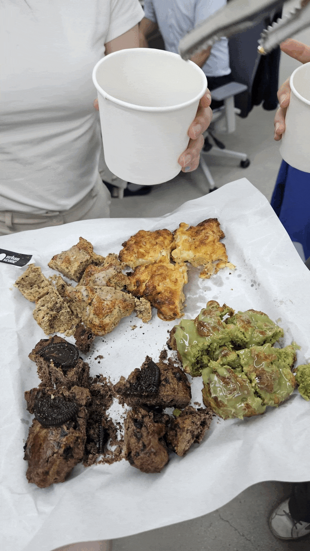 스콘을 나눠먹는 디무빈의 모습