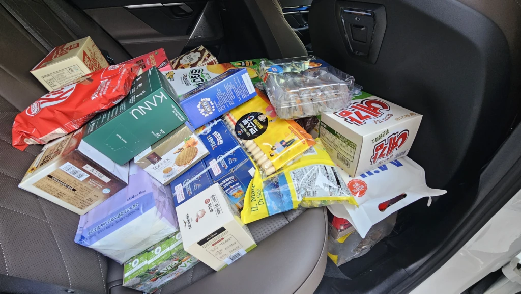 차에 가득 담긴 과자와 간식들