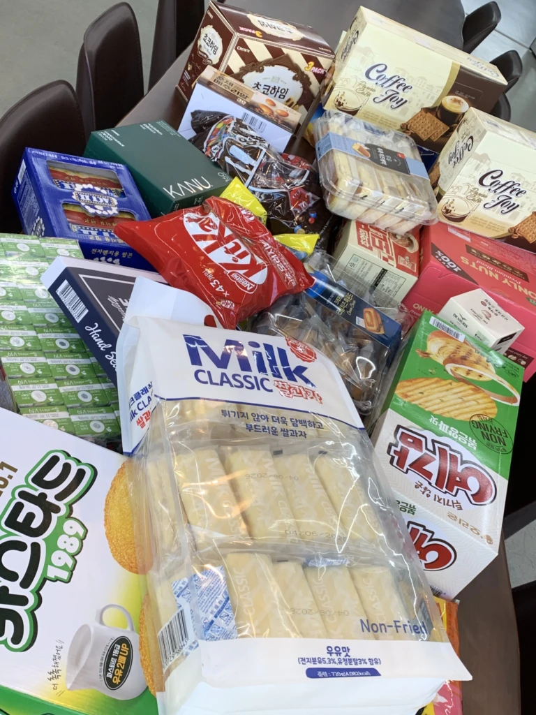 테이블에 가득 쌓여 있는 과자들