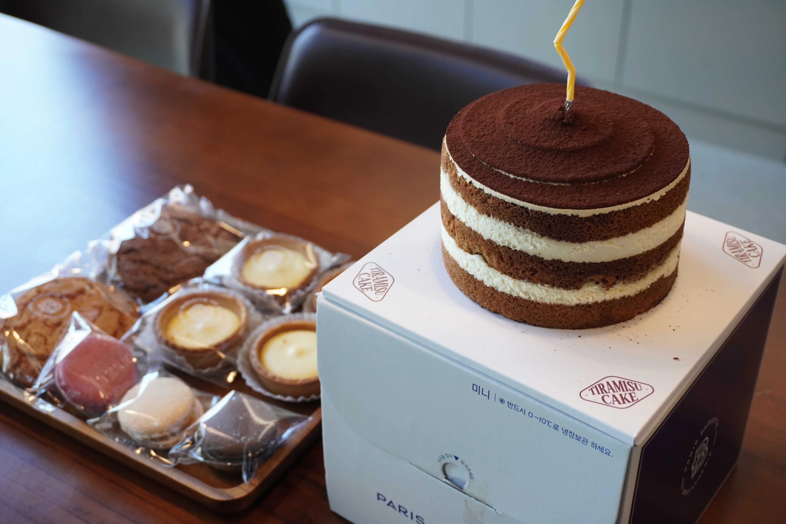 생일 축하 티라미수 케이크와 쿠키들