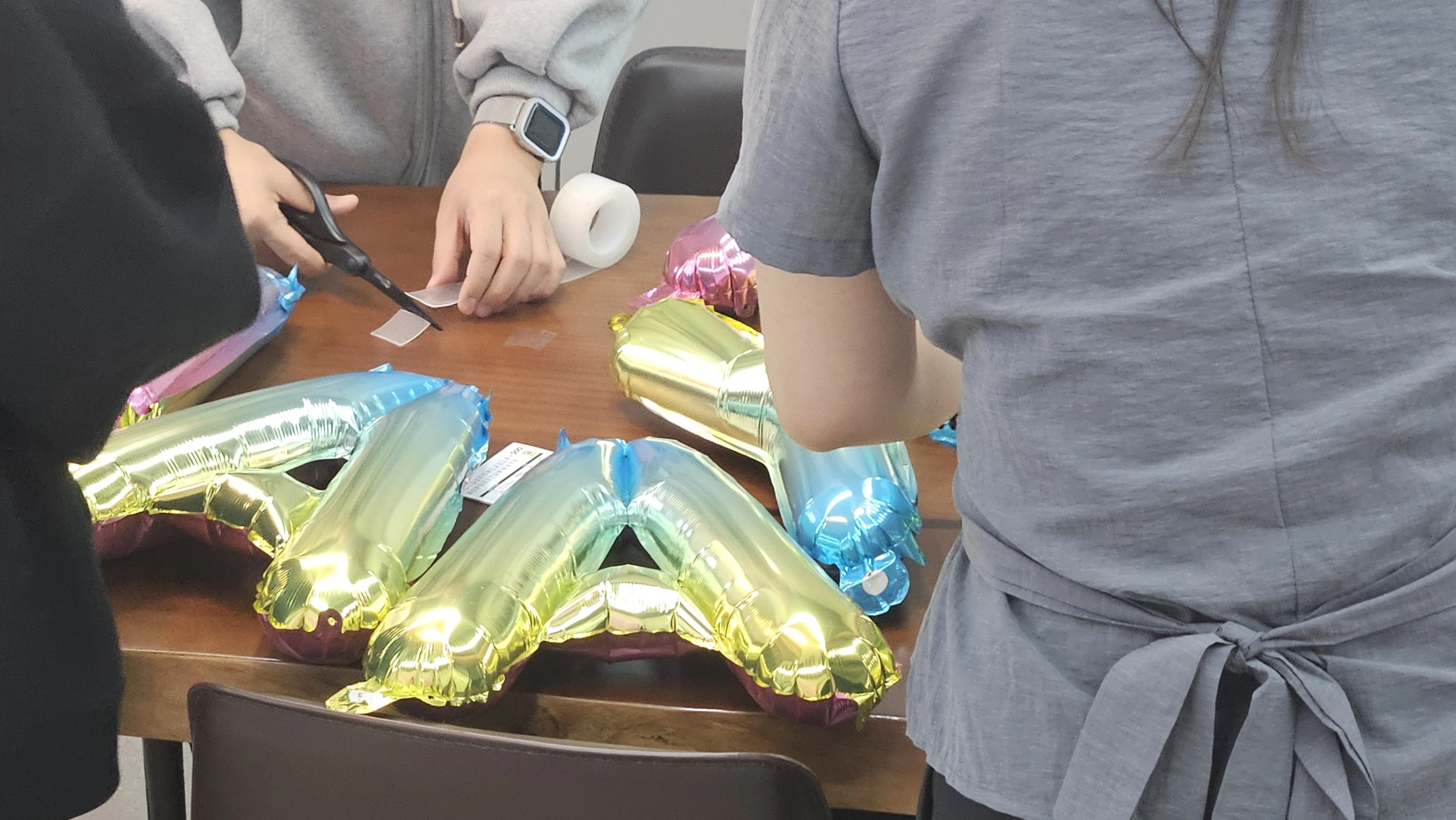 디무브 5주년 축하 풍선을 부는 모습