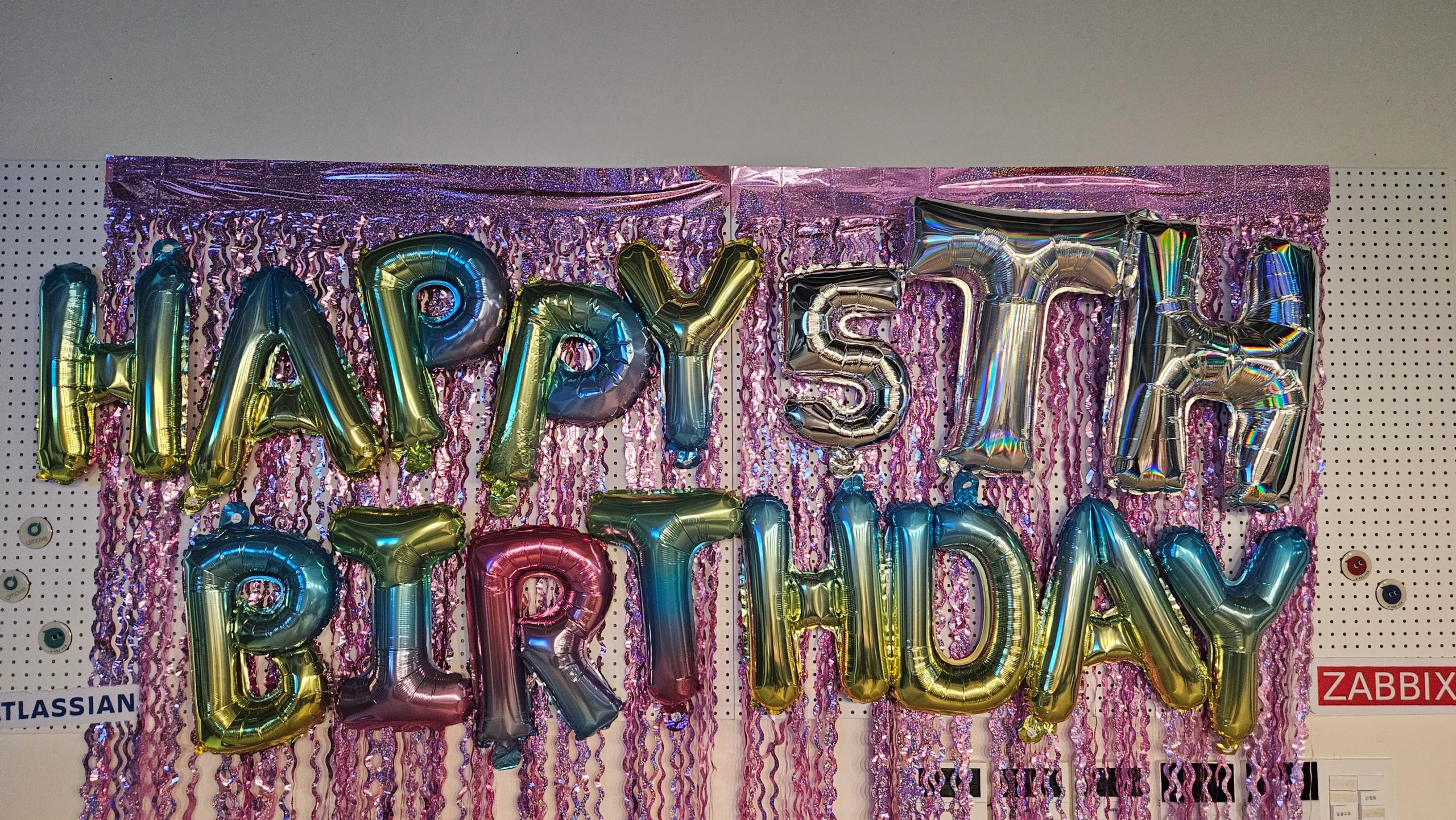 축하 풍선으로 꾸민 디무브 오피스