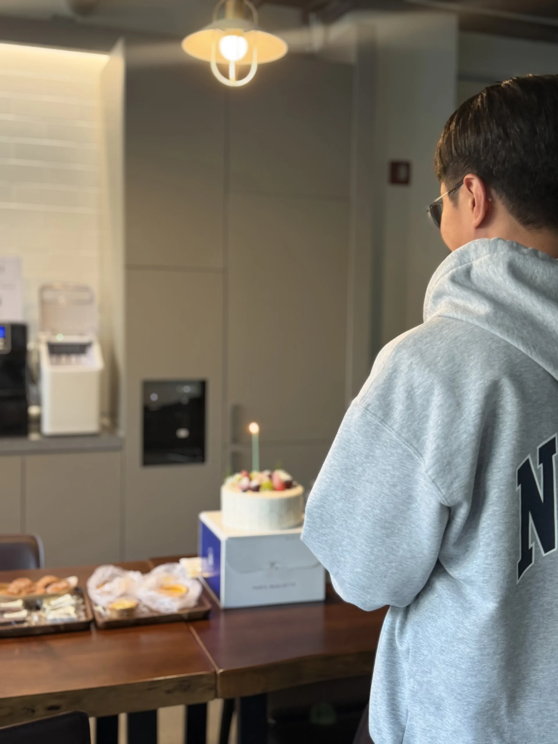 디무브 복지 생일 케이크를 바라보는 Nico님