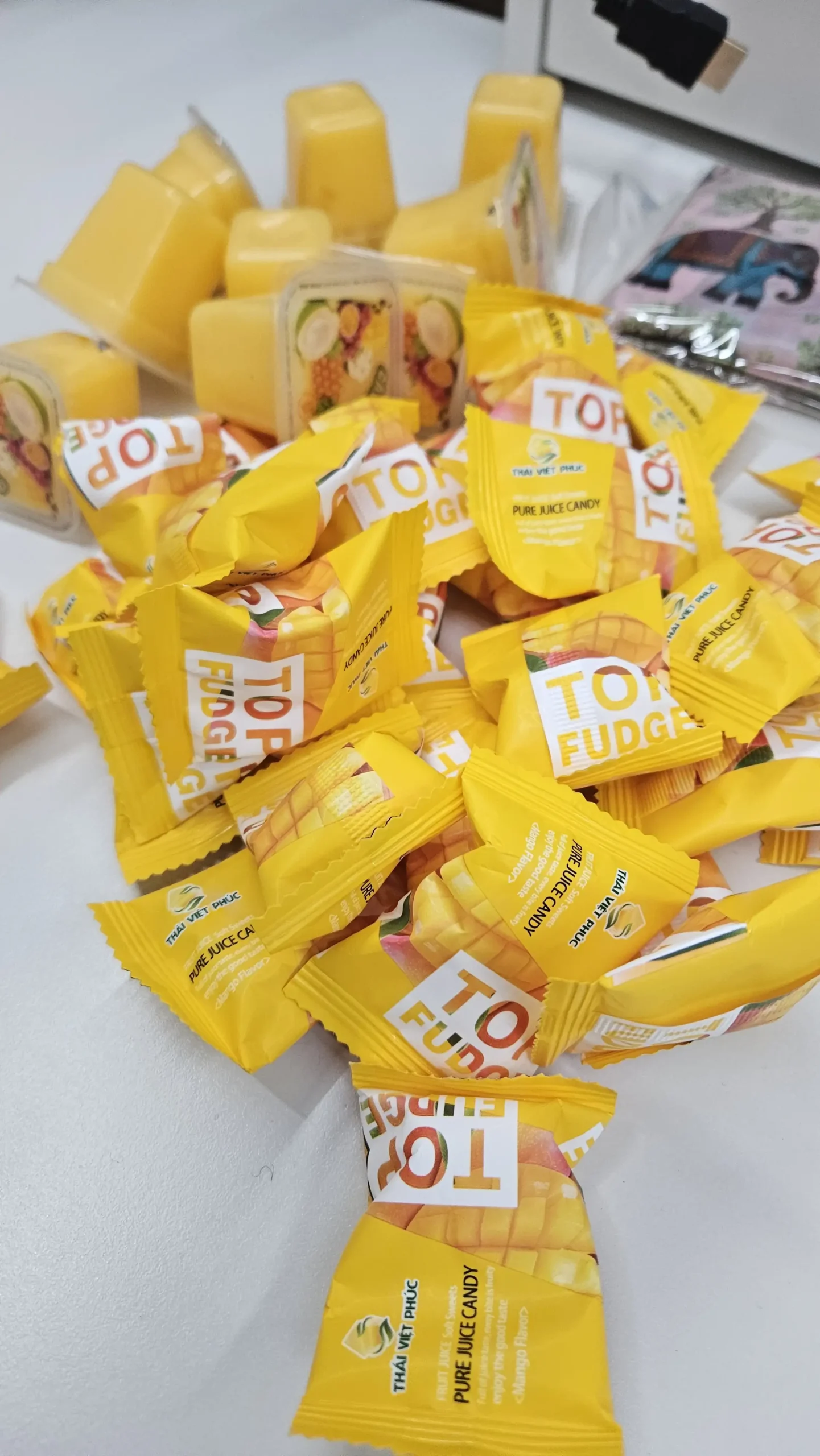 망고 젤리가 가득 있는 모습