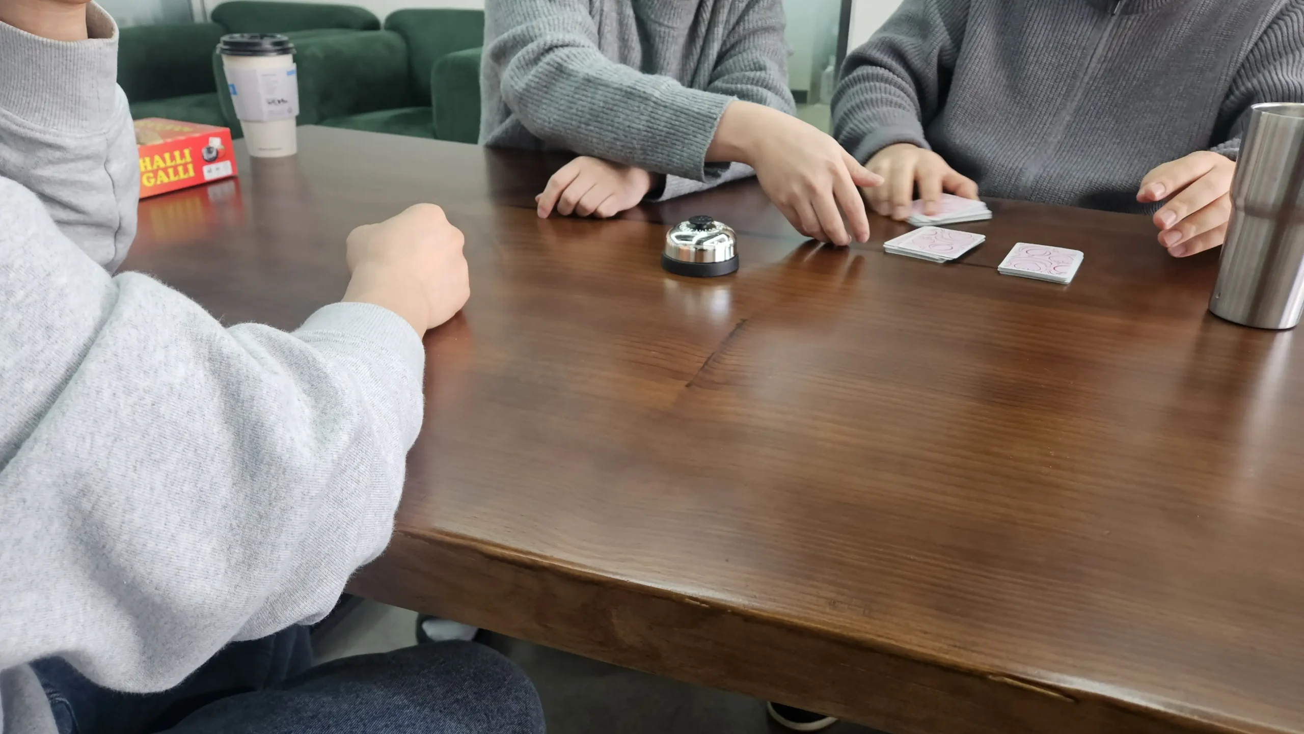 디무브 오피스에서 할리갈리 게임