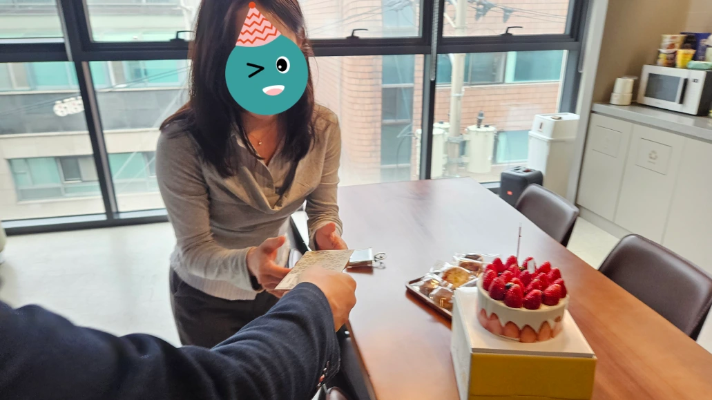 상품권을 받는 사람과 케이크가 있는 모습